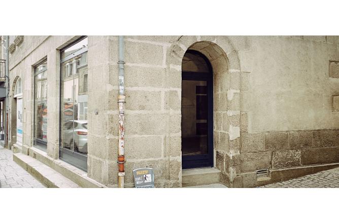 Rue Principale d'Aubusson Local commercial avec nouvelle vitrine double vitrage - A