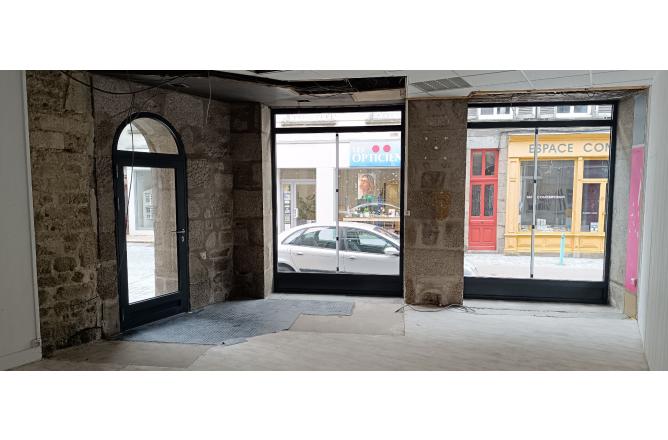 Rue Principale d'Aubusson Local commercial avec nouvelle vitrine double vitrage - E