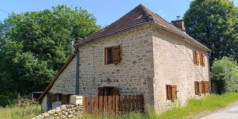 Maison en pierre de pays, rénovation de qualité , jardin clos de 900 m2