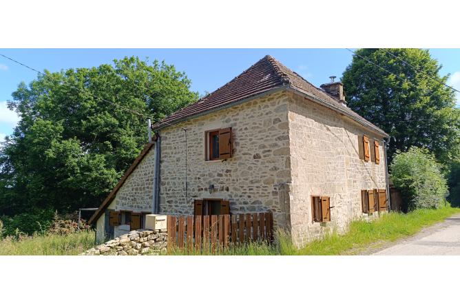 Maison en pierre de pays, rénovation de qualité , jardin clos de 900 m2 - A