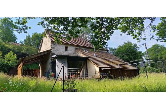 Maison en pierre de pays, rénovation de qualité , jardin clos de 900 m2 - L