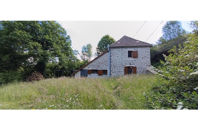 Maison en pierre de pays, rénovation de qualité , jardin clos de 900 m2 - M