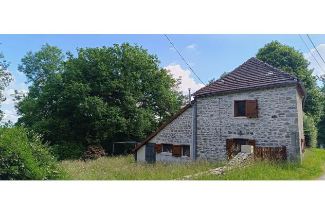 Maison en pierre de pays, rénovation de qualité , jardin clos de 900 m2 - N