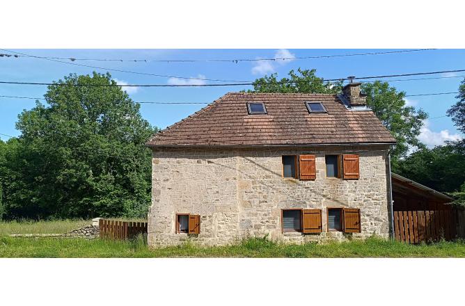 Maison en pierre de pays, rénovation de qualité , jardin clos de 900 m2 - O