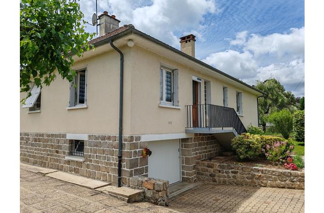 Pavillon sur sous sol en parfait état , trois chambres et un bureau terrain de 961 m² - A