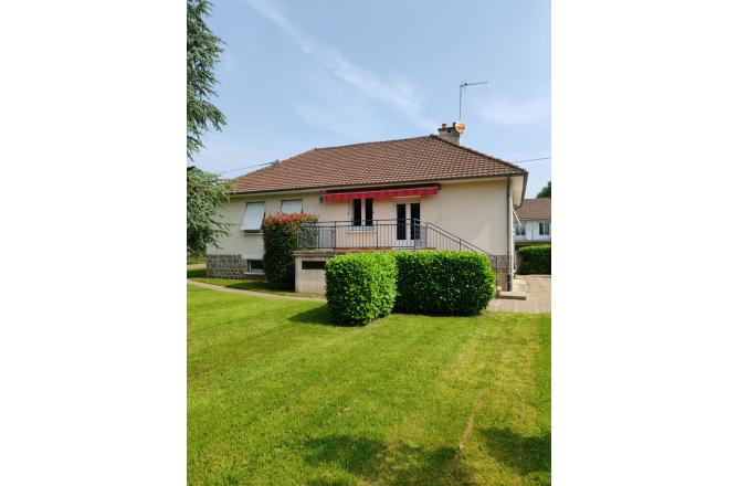 Pavillon sur sous sol en parfait état , trois chambres et un bureau terrain de 961 m² - C