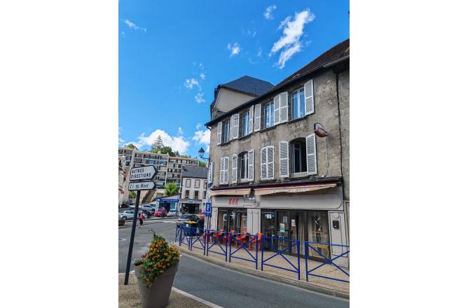 Immeuble centre ville Aubusson composé d un local commercial et deux appartements . - B