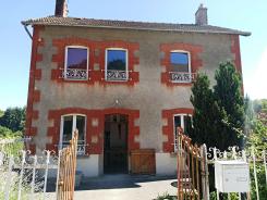 Maison proche de FELLETIN, 3 chambres, grande pièce de vie et terrain attenant