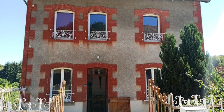 Maison proche de FELLETIN, 3 chambres, grande pièce de vie et terrain attenant