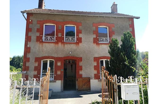 Maison proche de FELLETIN, 3 chambres, grande pièce de vie et terrain attenant - A