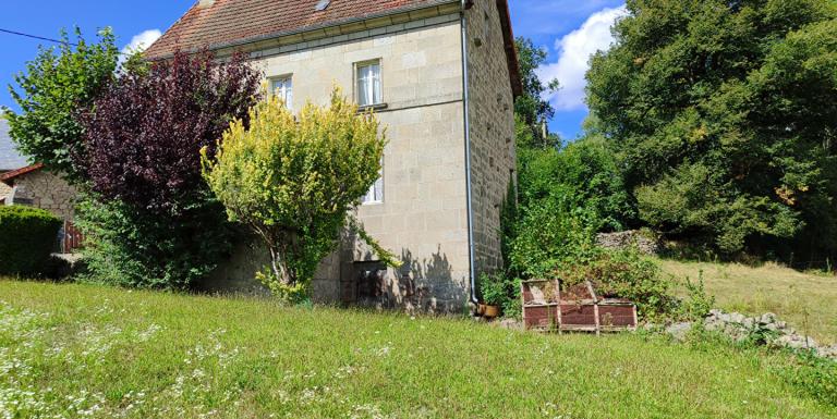 JOLIE MAISON AVEC VUE DEGAGEE ET GRANDES DEPENDANCES