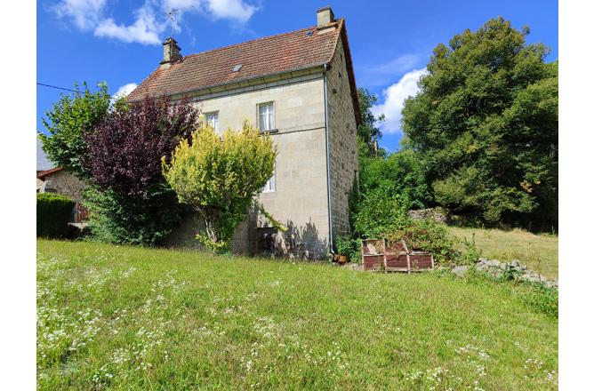 JOLIE MAISON AVEC VUE DEGAGEE ET GRANDES DEPENDANCES - A