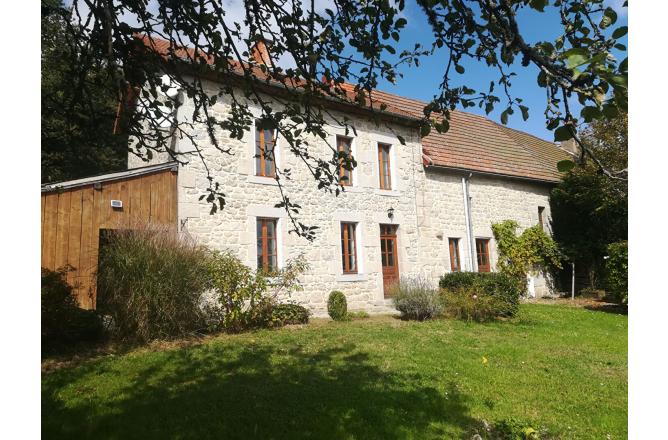 MAISON AVEC DEPENDANDE DOMINANT LA VALLEE - A