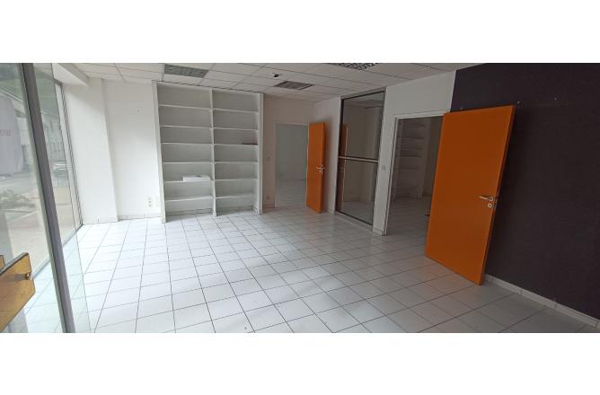 Local commercial 93 m2 centre ville AUBUSSON - C