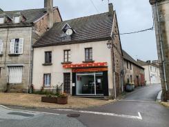 Maison d ' habitation avec local commercial et dépendances.