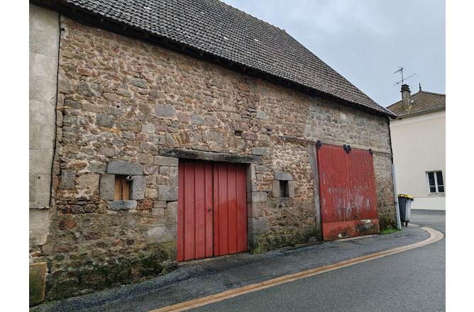 Maison d ' habitation avec local commercial et dépendances. - B