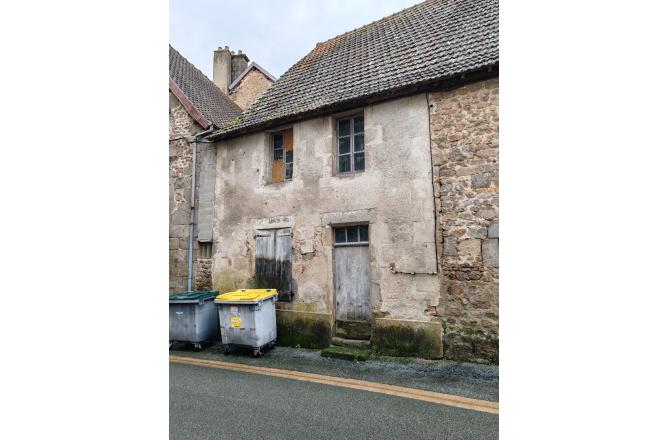 Maison d ' habitation avec local commercial et dépendances. - D