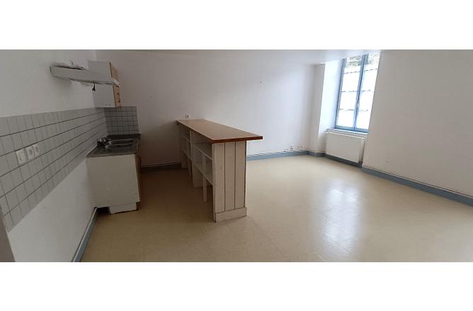 Appartement F3 , centre ville Aubusson, grand séjour 29 m2 - C