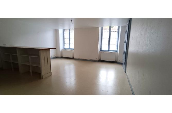 Appartement F3 , centre ville Aubusson, grand séjour 29 m2 - E