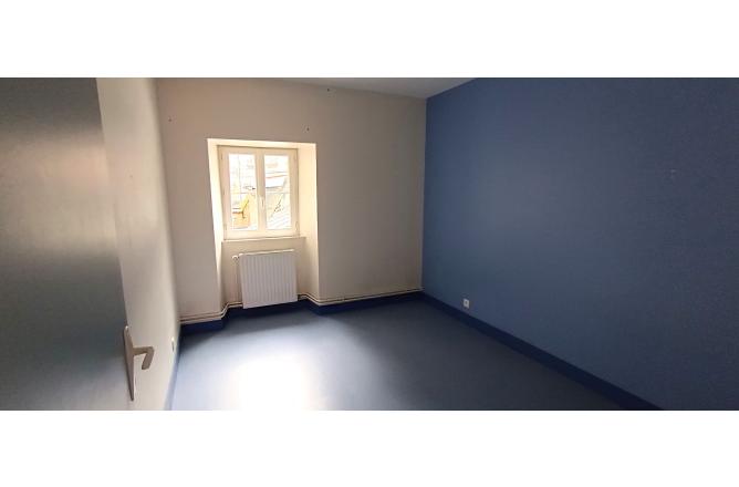 Appartement F3 , centre ville Aubusson, grand séjour 29 m2 - F