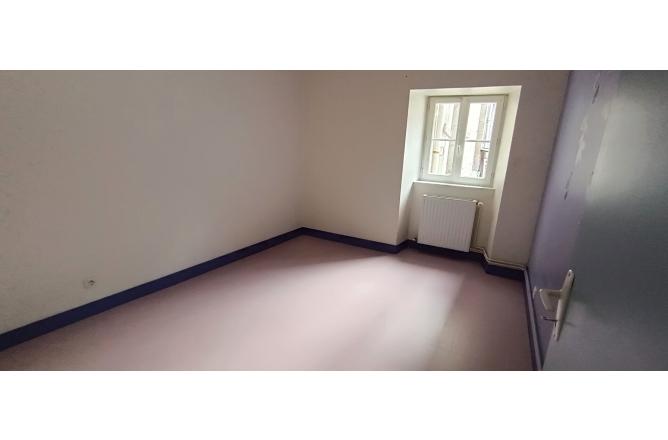 Appartement F3 , centre ville Aubusson, grand séjour 29 m2 - G