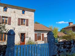 A 15 mn d'un bourg tous commerces, Maison en granit sur 3 niveaux, rénovée et isolée (double vitrage, toits isolés).