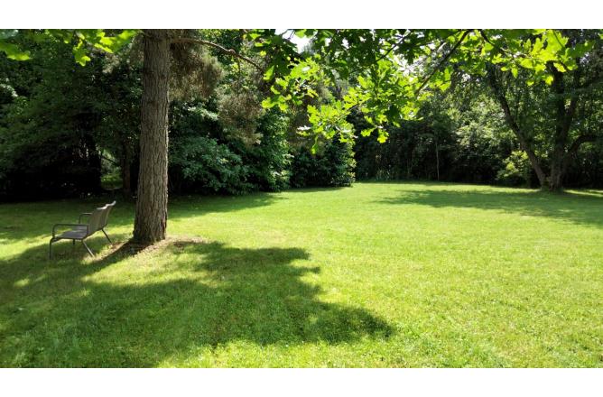 Bâtiment aménagé sur terrain de 2100 m2 - E