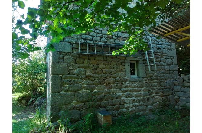 Bâtiment aménagé sur terrain de 2100 m2 - G